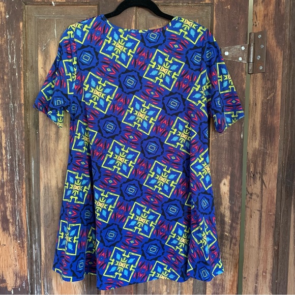 LULAROE “Perfect T” patterned top - Picture 2 of 6